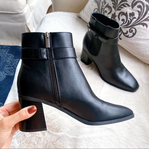 BANDOLINO BLACK FAUX LEATHER BOOTIES!